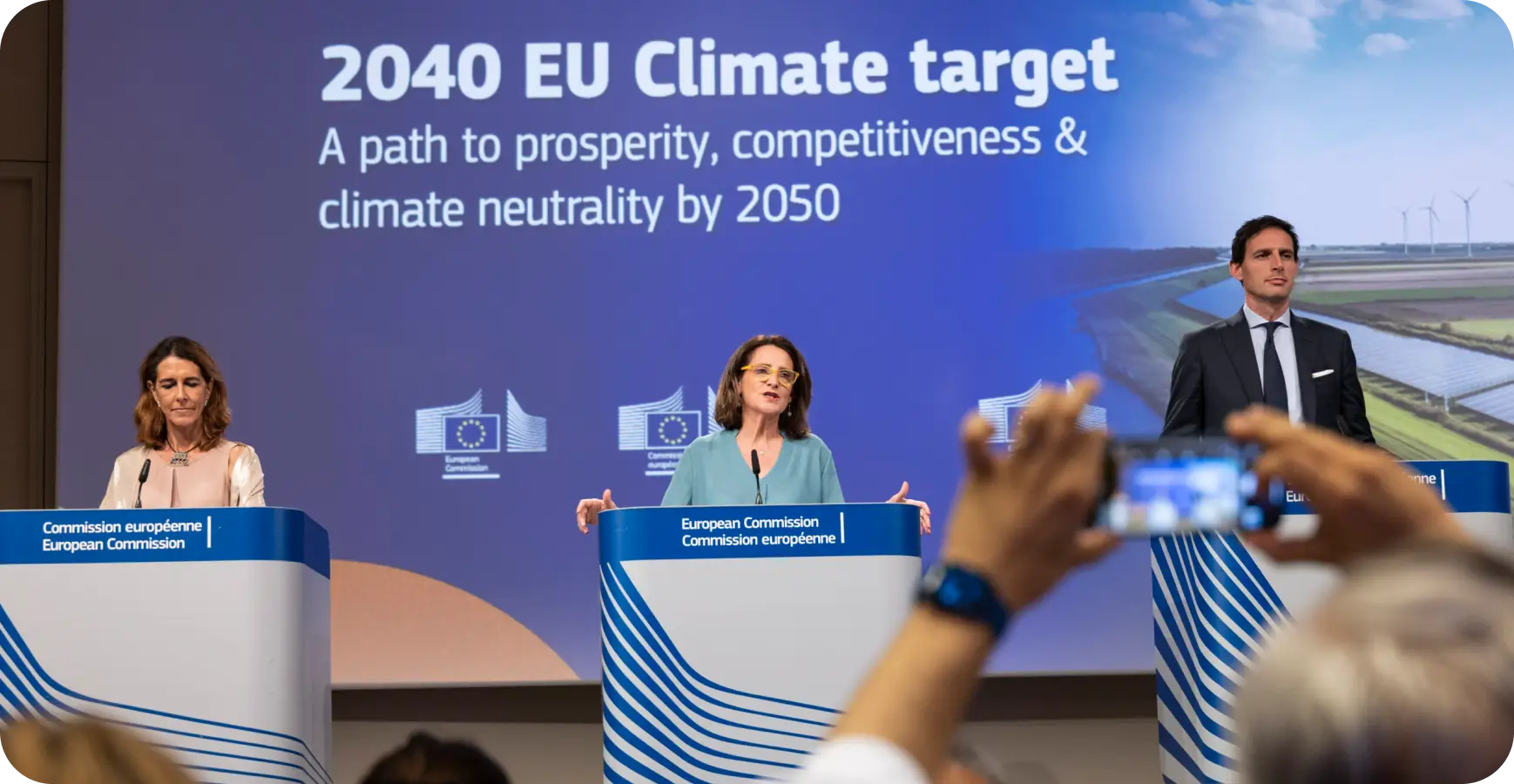 persone durante conferenza