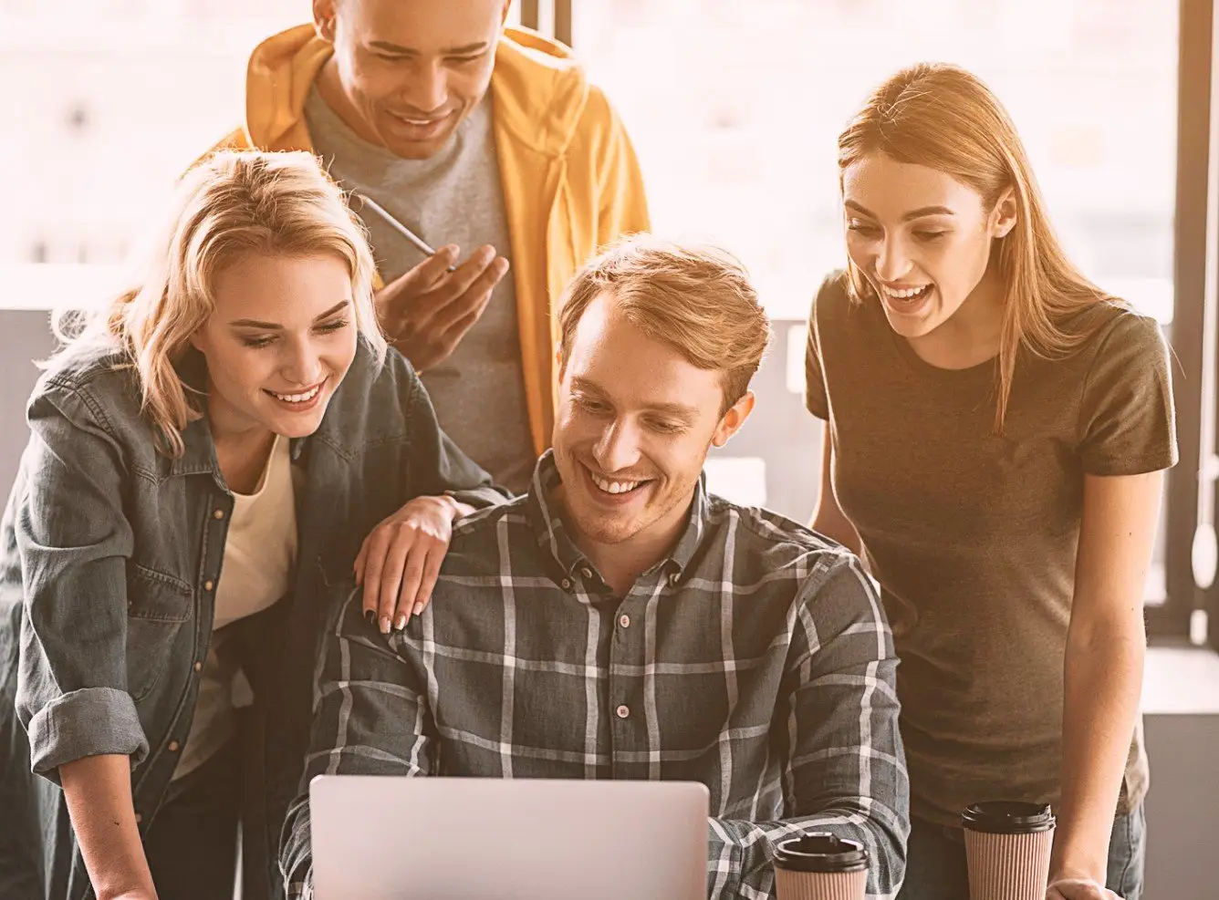 persone che lavorano al pc