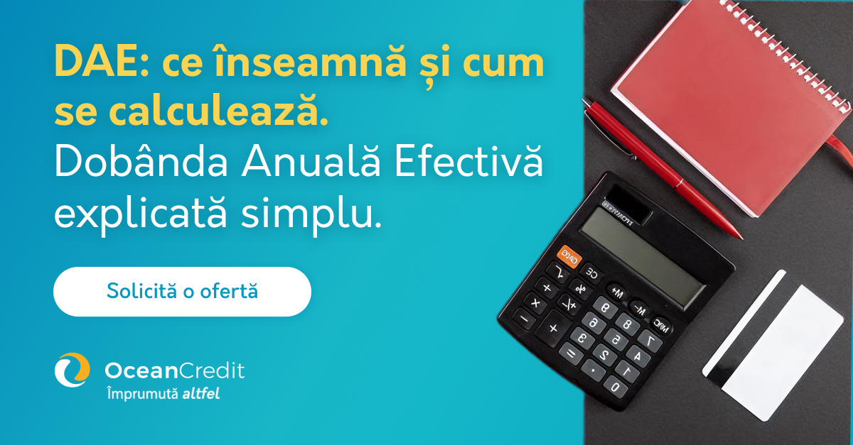 Text: DAE: ce înseamnă și cum se calculează. Dobânda Anuală Efectivă explicată simplu. Un calculator, o agenda, un pix si un card.