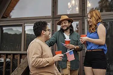 Personas conversando en una sesión de Poliglota