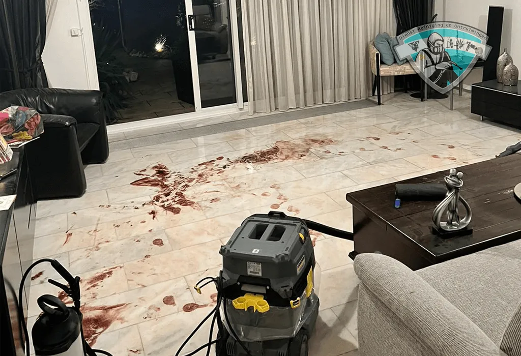 Bebloede vloer na maagbloeding biohazard trauma schoonmaak