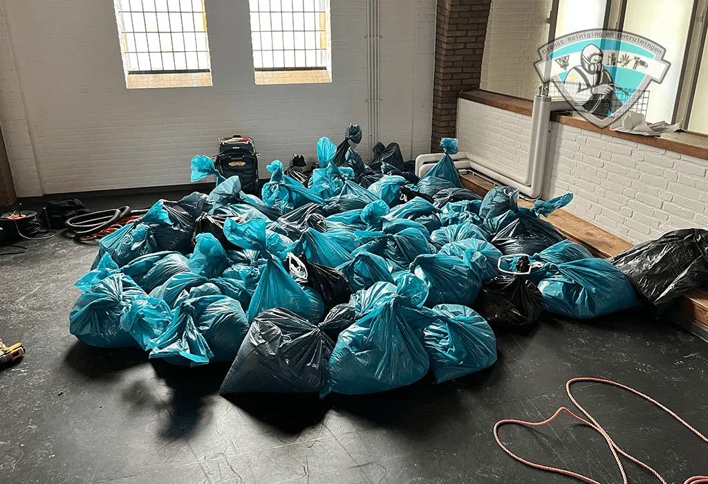 Zakken vol met afval na schoonmaak en reiniging