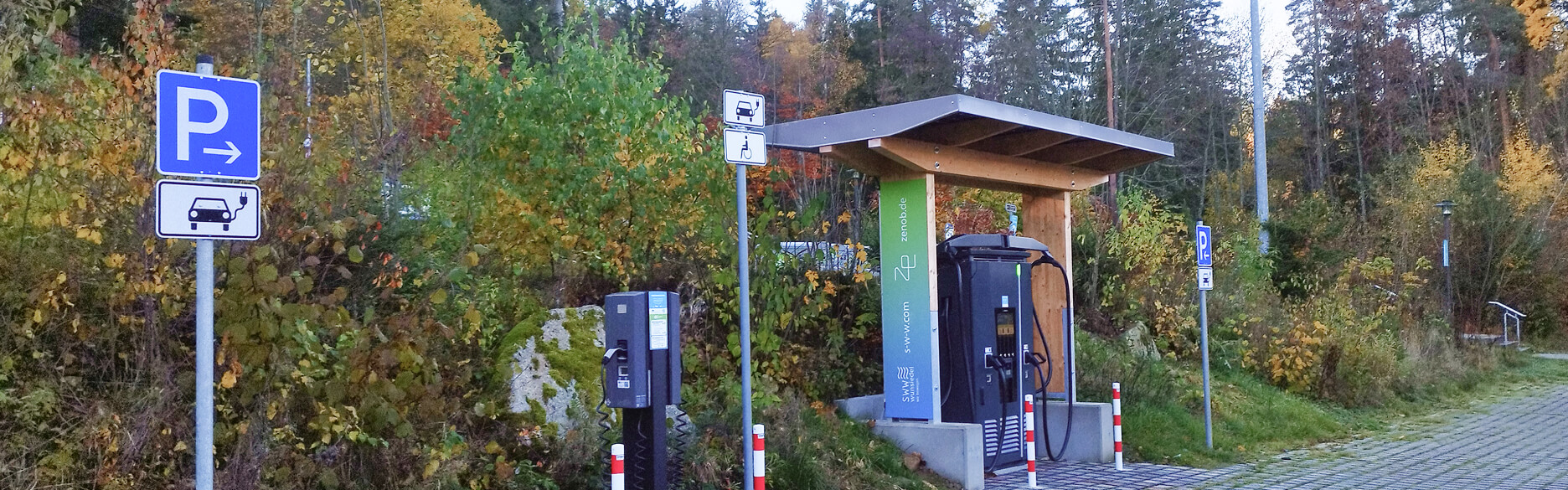 Am Parkplatz der Luisenburg Wunsiedel stellen die SWW und die ZENOB zahlreiche Ladesäulen für Elektrofahrzeuge zur Verfügung.