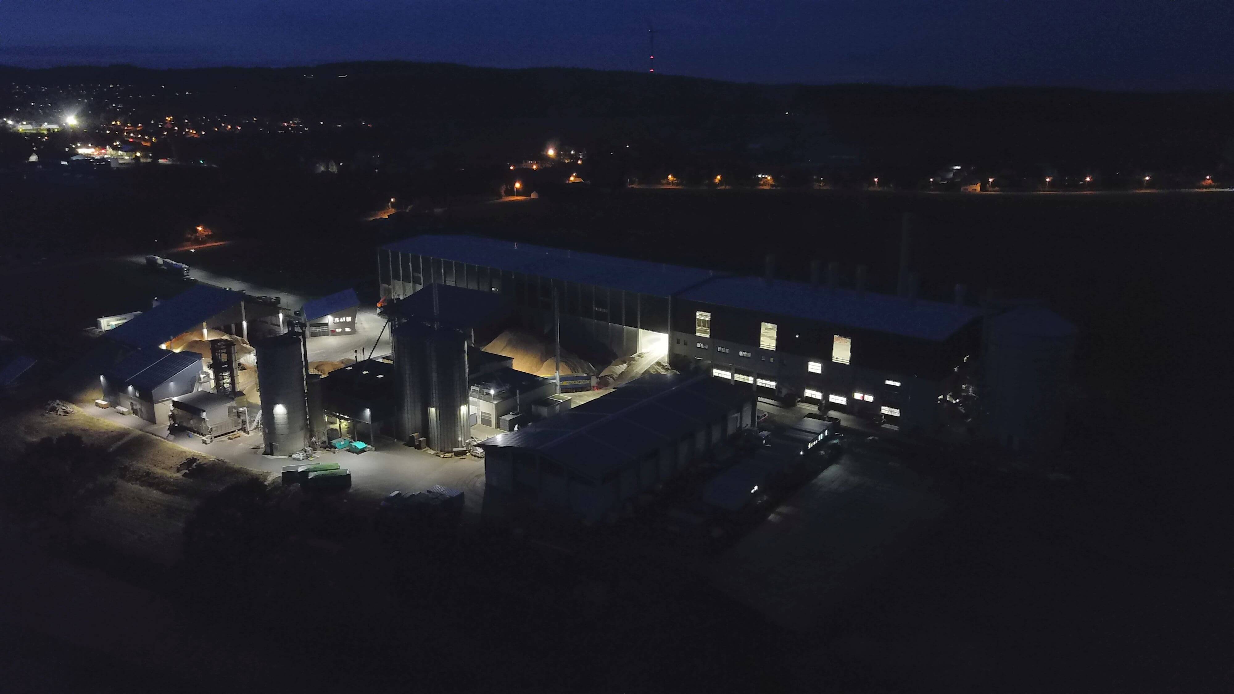 Luftaufnahme von WUNBioenergie und WUNPellets bei Nacht
