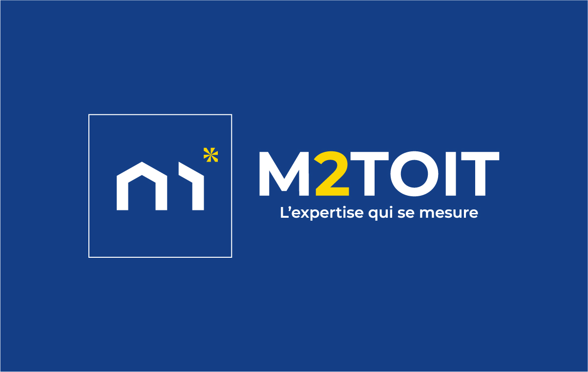 Logo M2TOIT complet sur fond bleu : monogramme avec formes de toit et accent jaune, logotype et signature « L'expertise qui se mesure ».