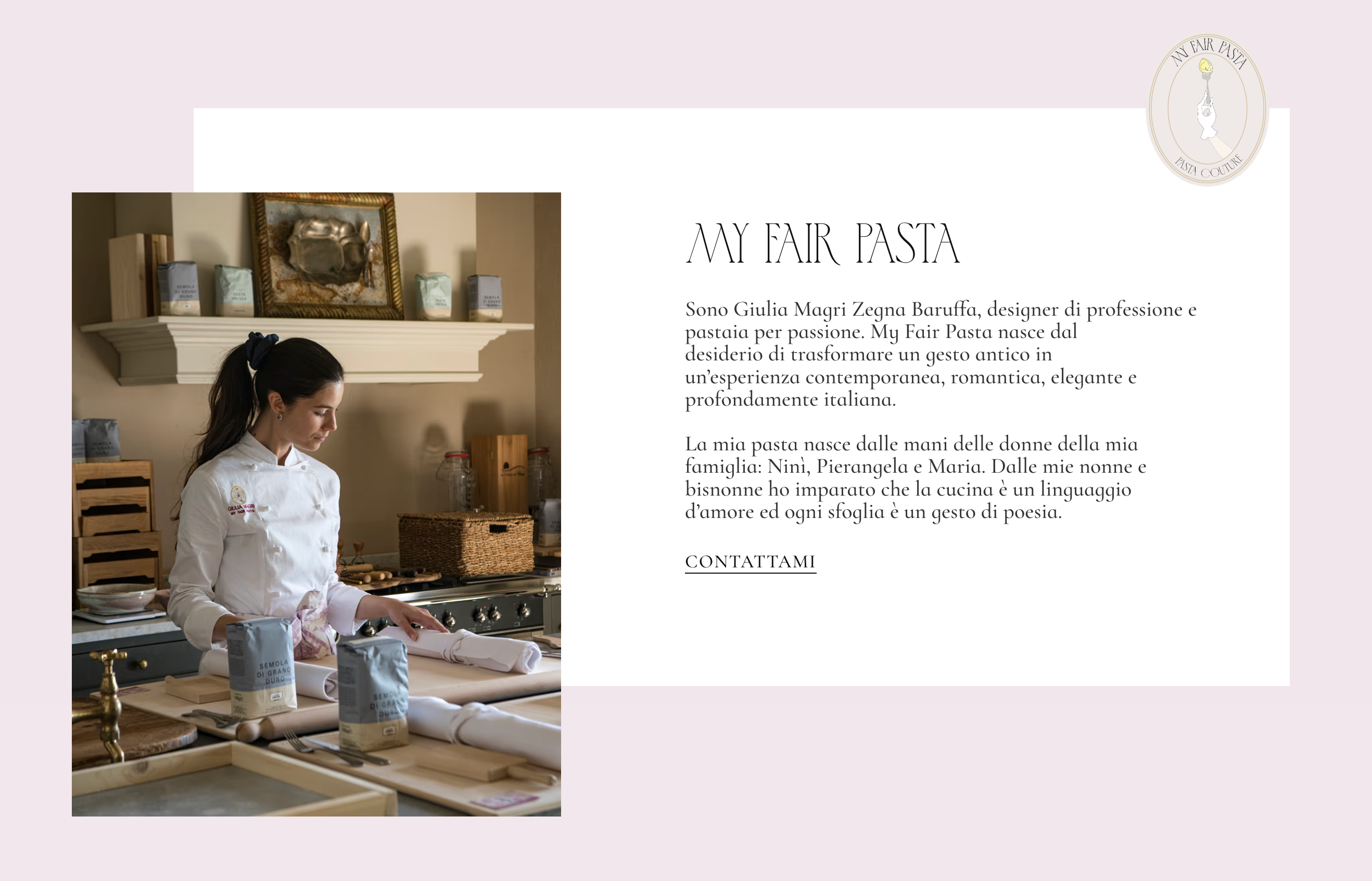 Section Pasta Couture du site My Fair Pasta : mains tenant un tortellino artisanal sur fond toile de Jouy rose, avec la citation "La pasta è come un abito d'alta moda"