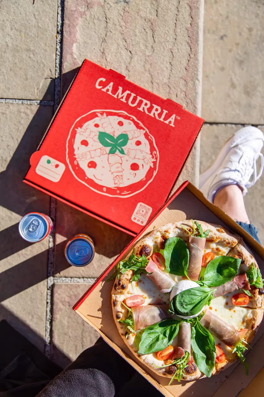 Pizza Camurria photographiée dans l’univers visuel de la marque