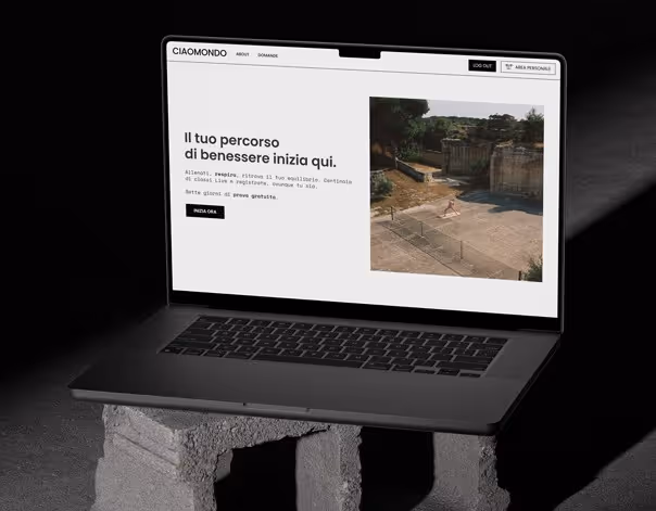 Mocup della piattaforma di membership benessere CIAOMONDO sviluppata con Webflow e Memberstack, con CTA per prova gratuita e immagine di yoga.