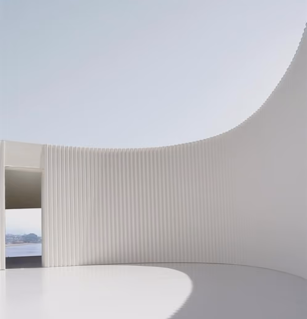 Intérieur minimaliste avec un mur blanc courbé, des colonnes verticales et une ouverture sur un paysage extérieur.