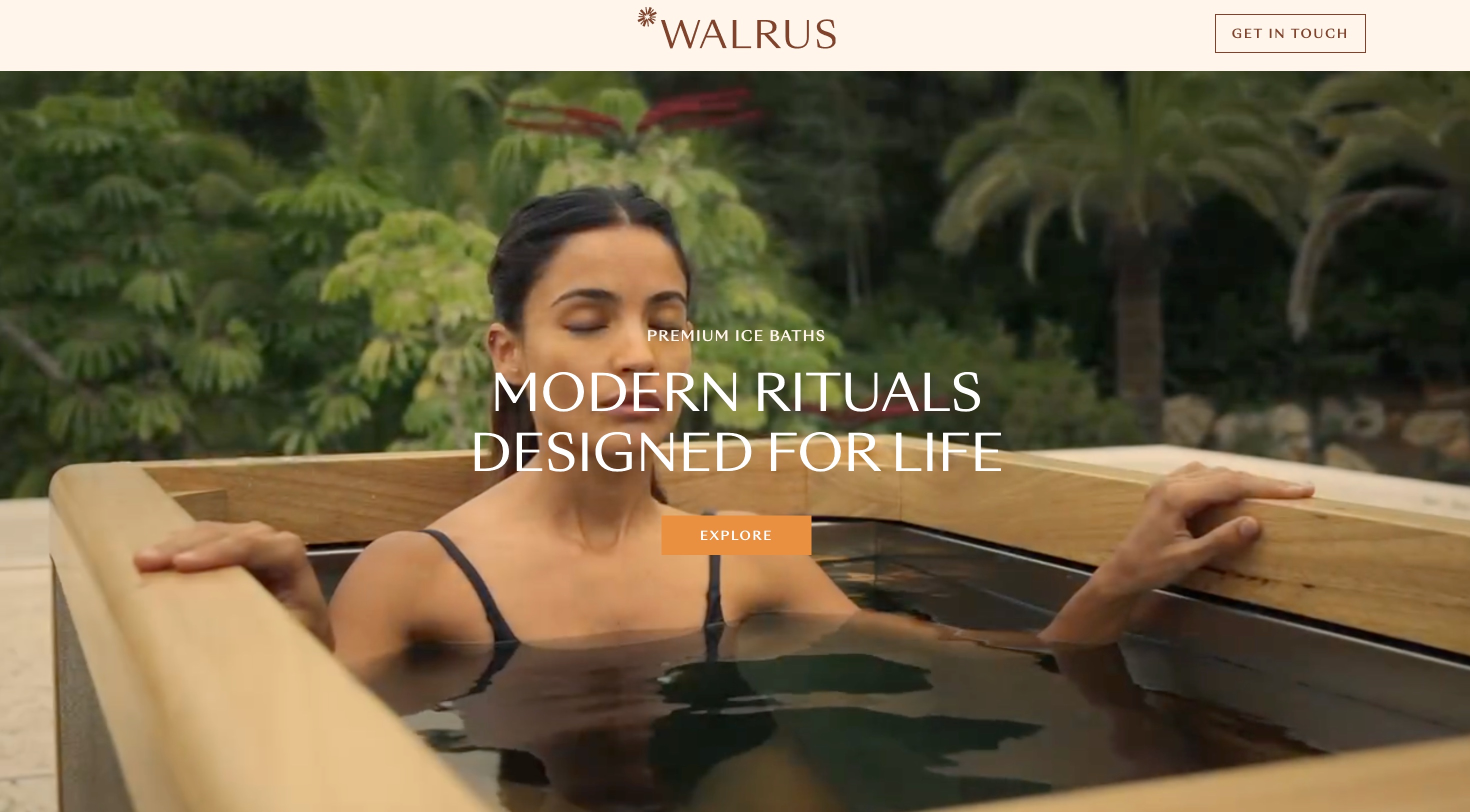 Anteprima della homepage Walrus Wellness in mockup, con focus su cold immersion e fotografie lifestyle, su sfondo tropicale e vegetazione.
