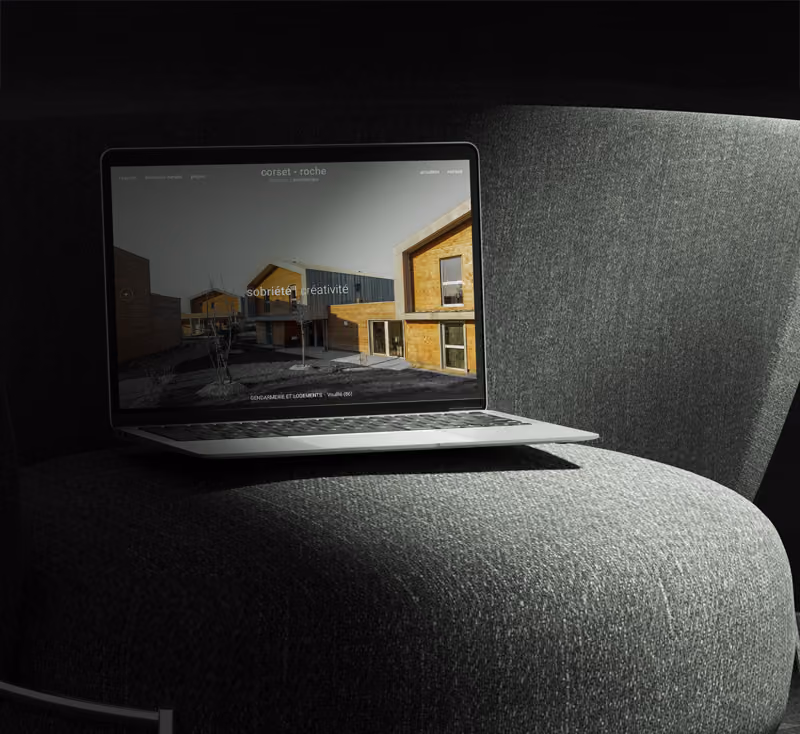 Mockup laptop con anteprima del sito web Corset-Roche & Associés