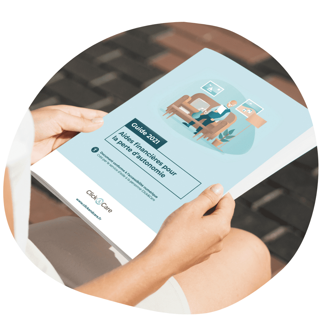 jeune femme tenant le guide 2021 des aides financières pour la perte d'autonomie entre les mains