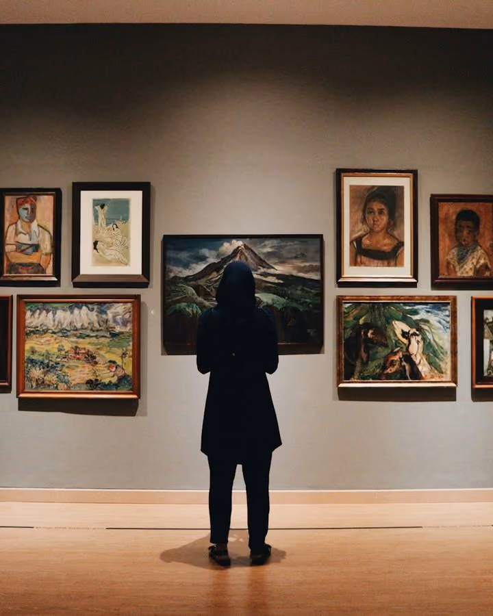 A visitor in a gallery