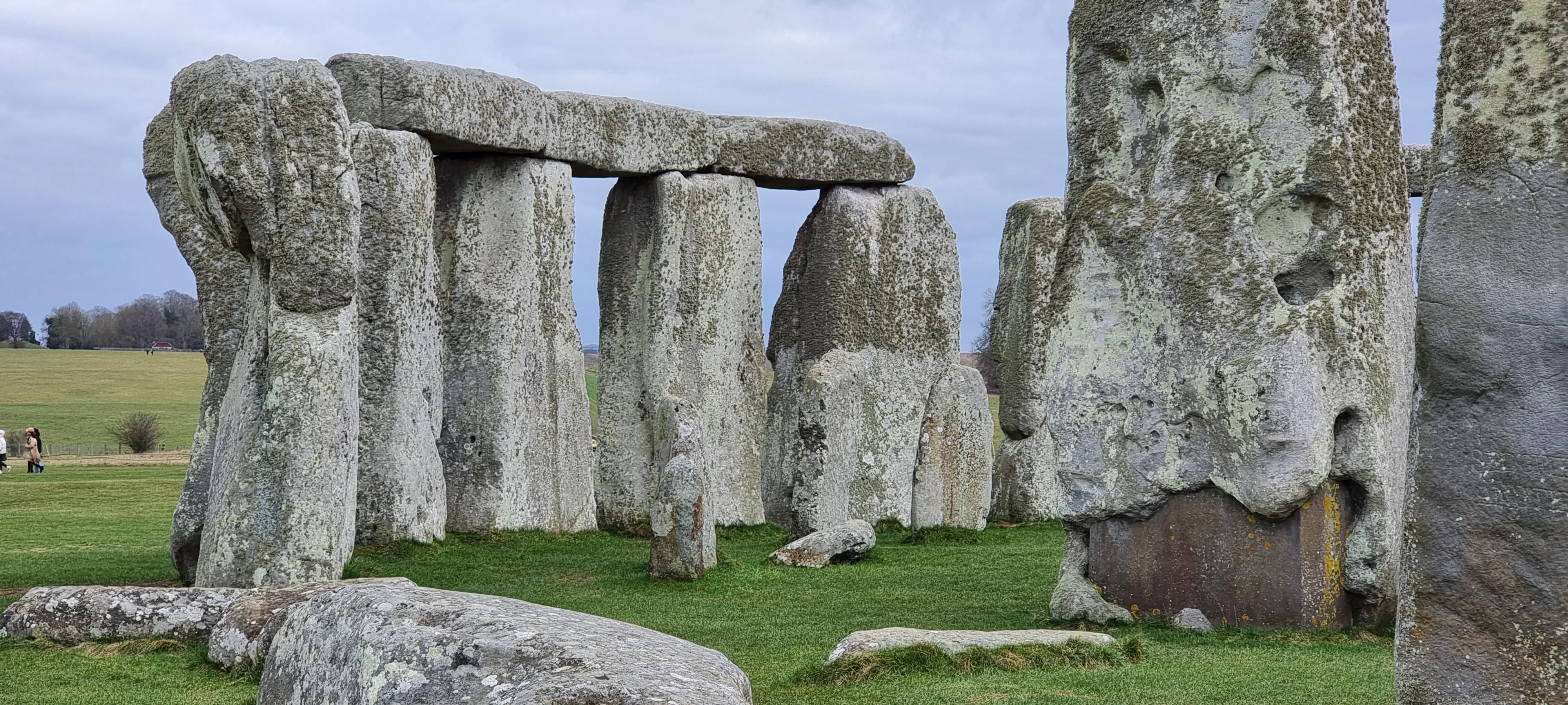 stonehenge - image of stonehenge stones lined up and curved on grass stack on top of one another - day trips outside of london