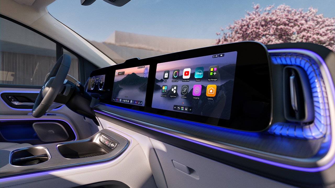 Der MBUX Superscreen besteht aus 3 Bildschirmen hinter einer großen Glasfläche.