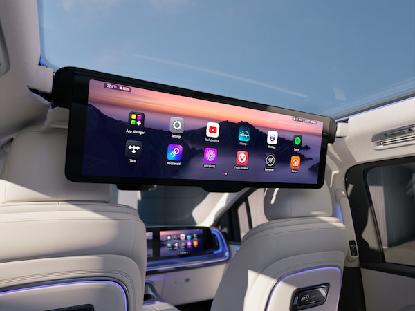 Die MBUX Rear Space Experience mit einem ausziehbaren 78,8 cm (31,3") großen, hochauflösenden Display.