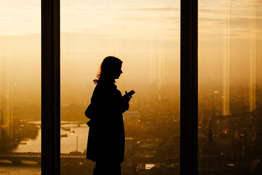 Femme téléphone marche