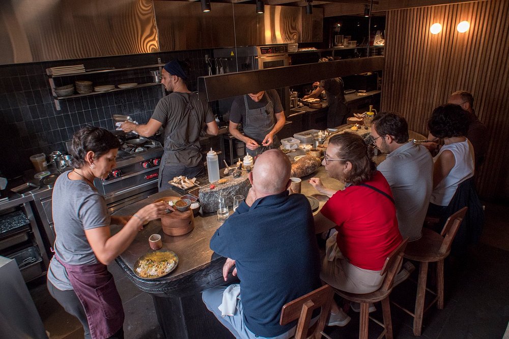 frente a cocina / kitchen table