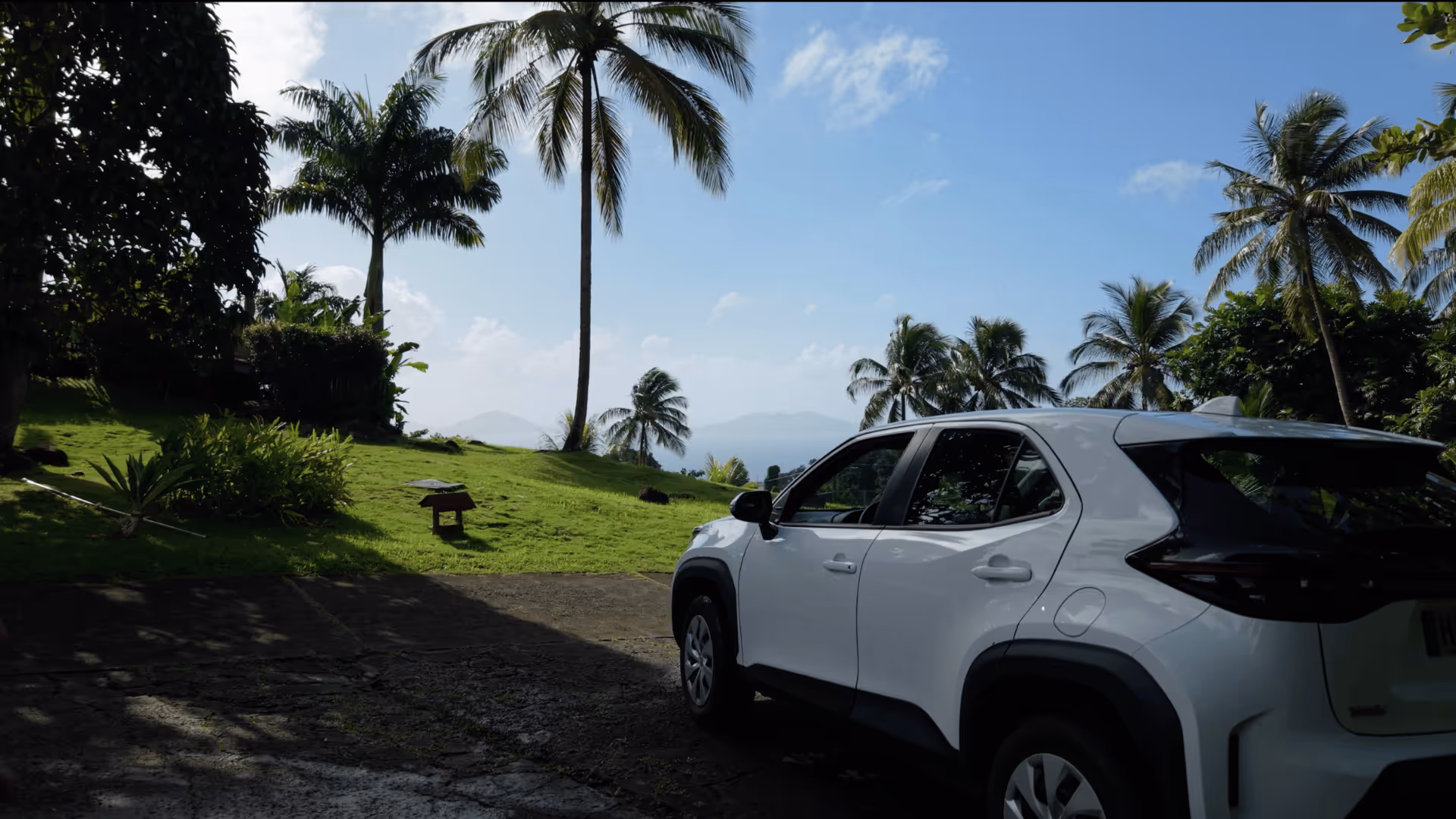 Coffre Toyota Yaris Cross location Guadeloupe valises