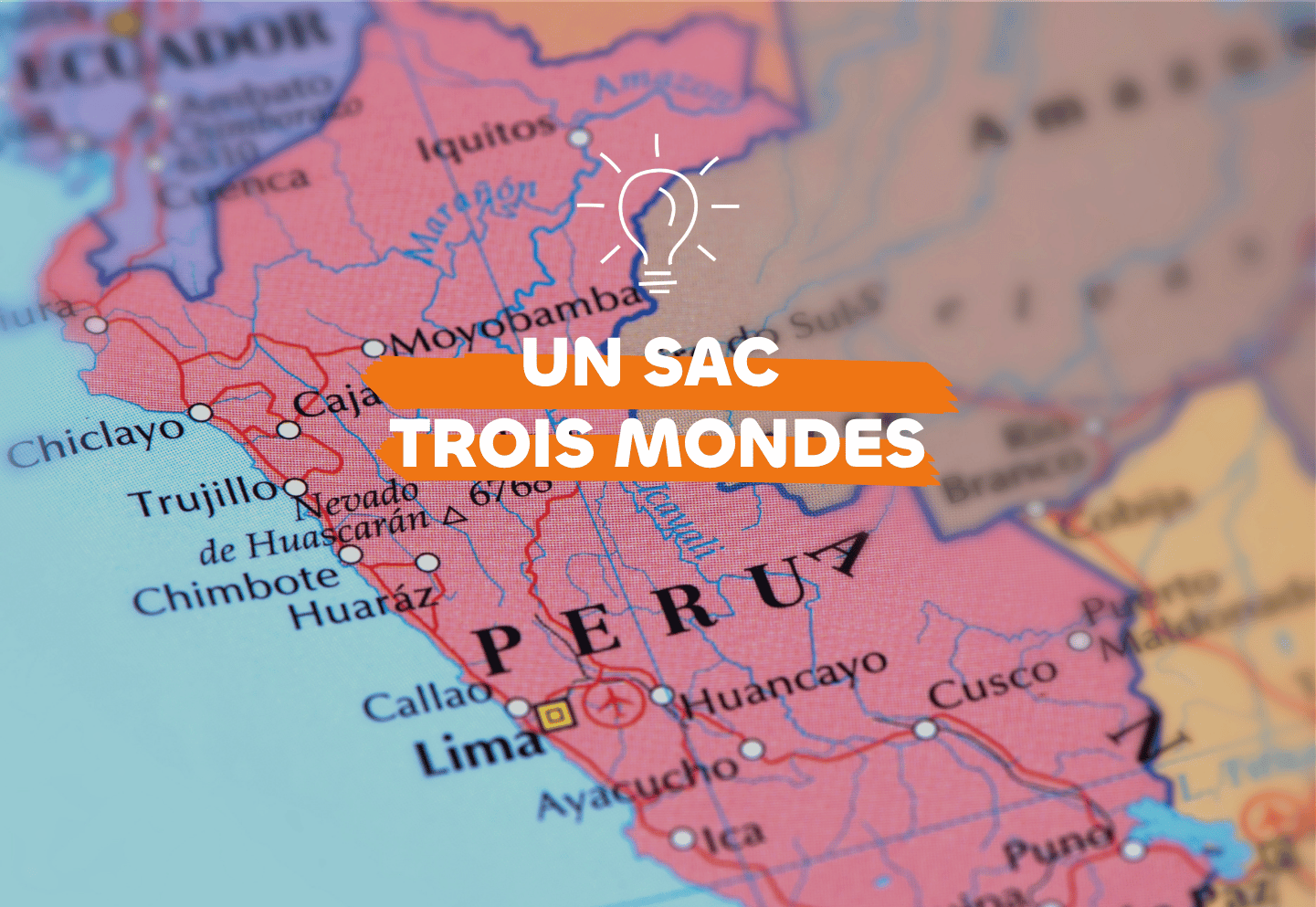 Randonneur en couches techniques avec sac à dos sur sentier andin près de Cusco, liste bagage Pérou 2026, Travel Differently