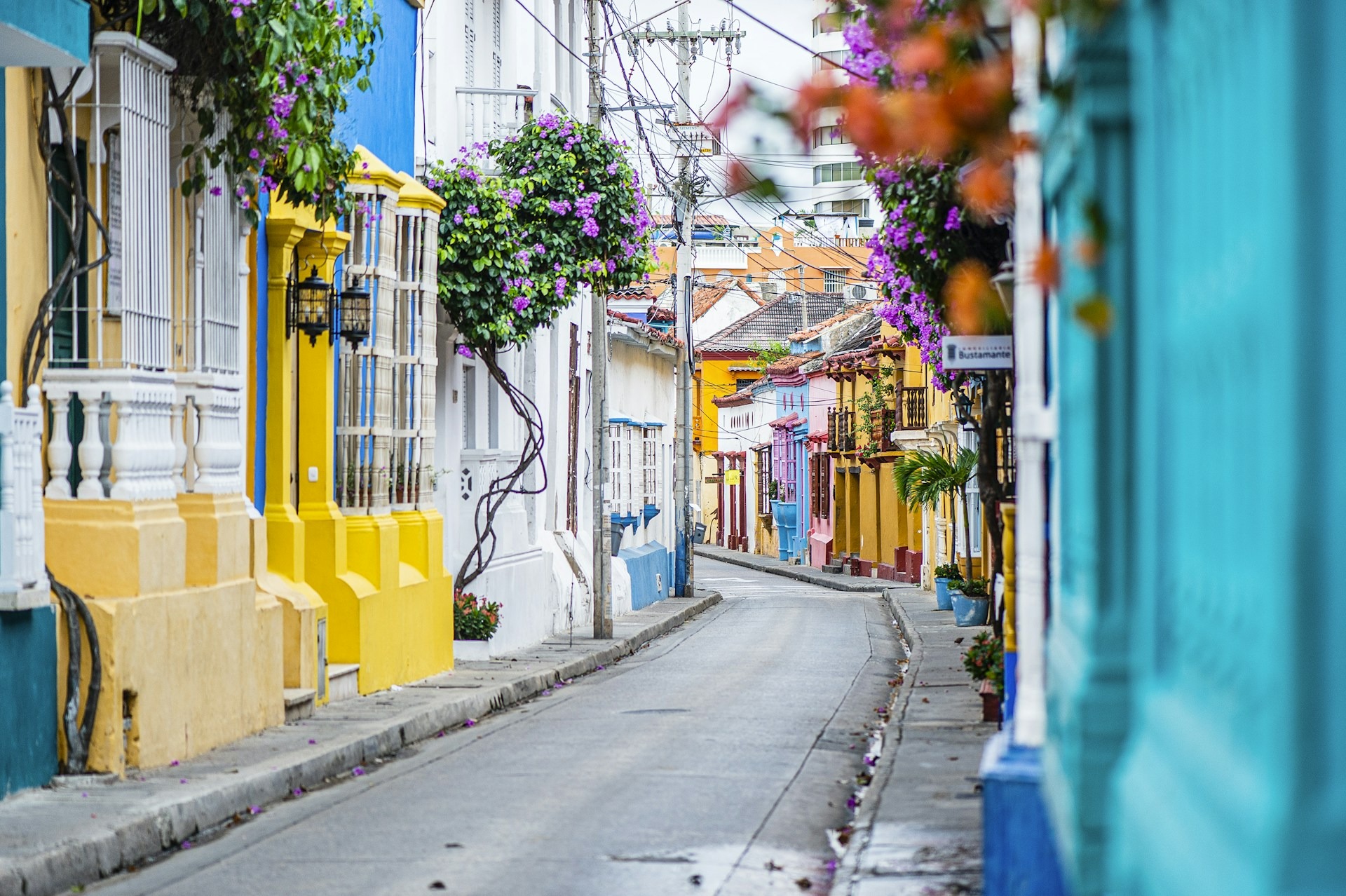 Rue colorée de Carthagène pour savoir quoi porter sur la côte