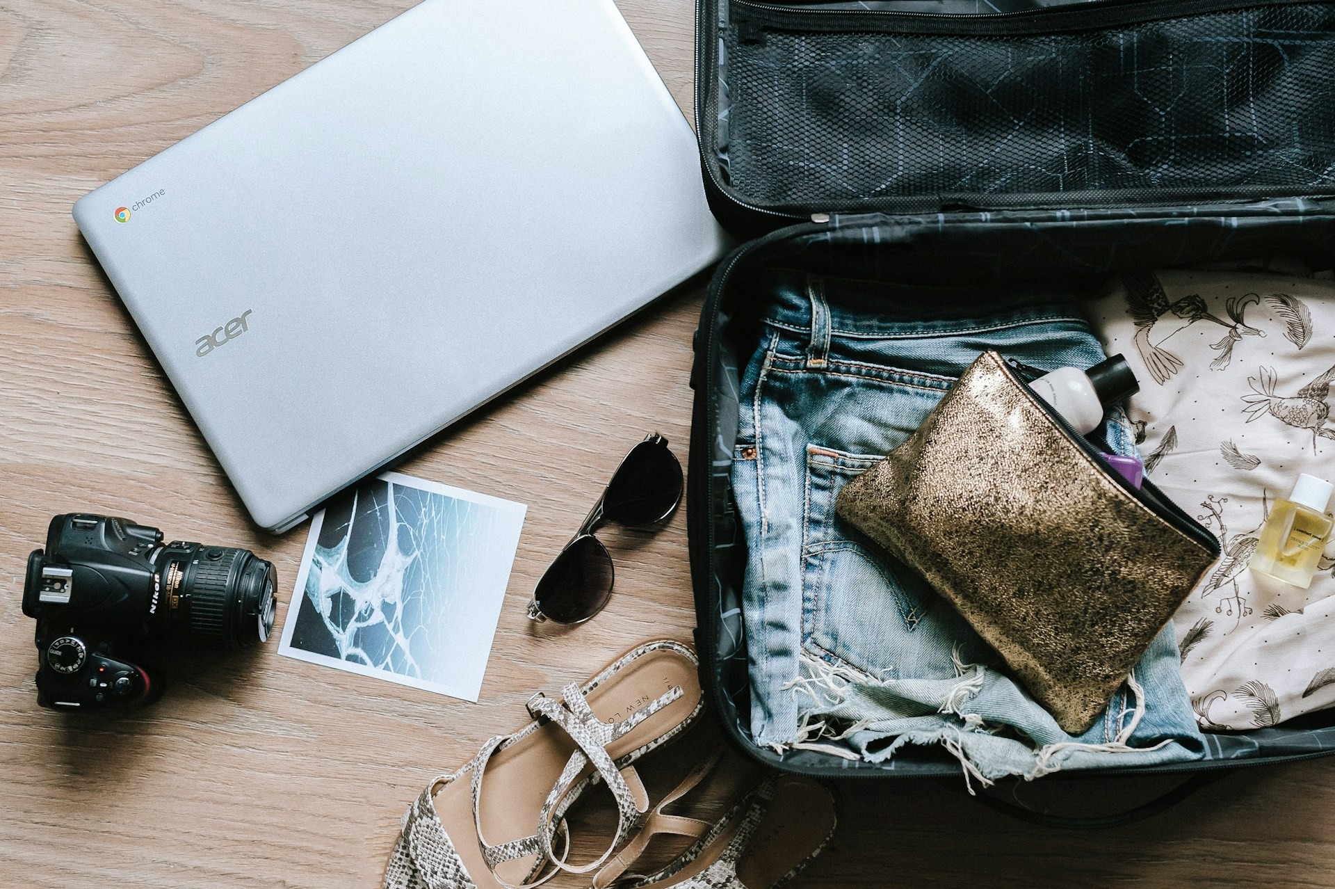 Valise et vêtements pour une packing list Colombie