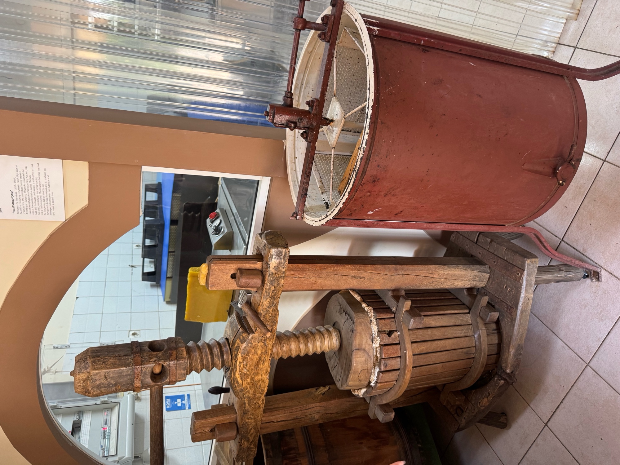 Presse à miel en bois et extracteur au musée Apithano, Crète