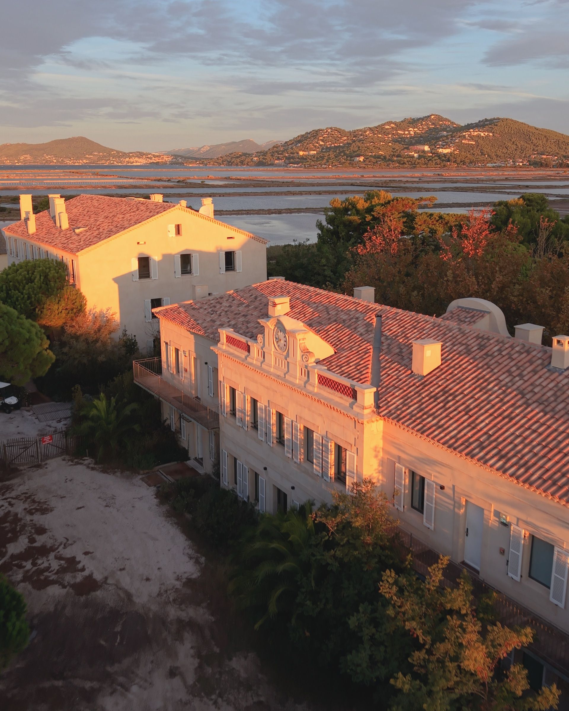 La maison en fin de lumière, les salins et les collines