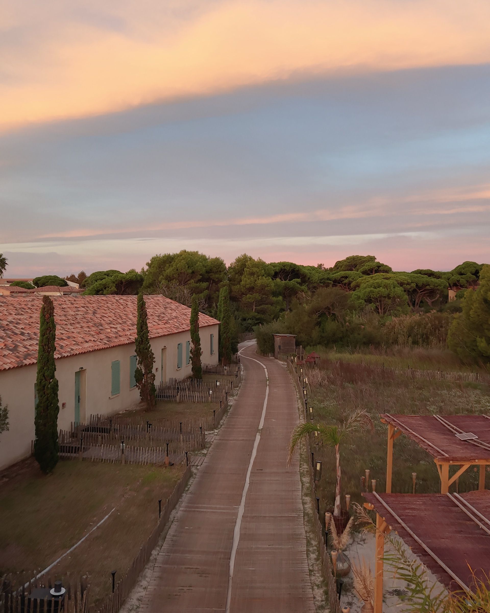 L'allée du soir à travers le hameau