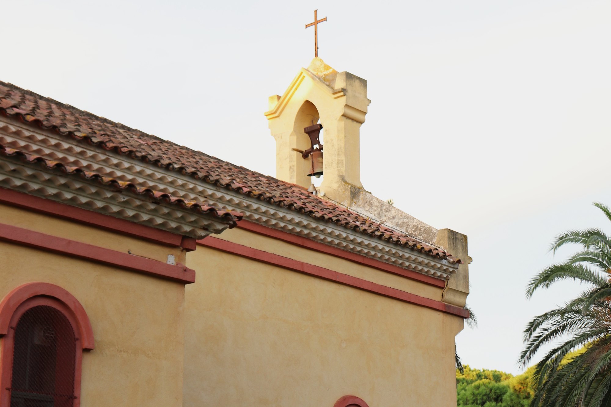 The yellow chapel with its bell upright, closed during the day