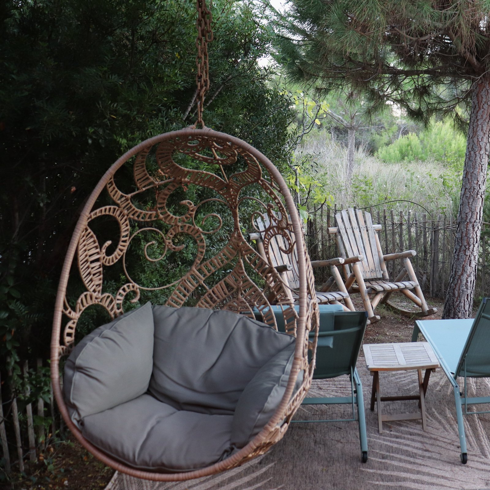 Un fauteuil suspendu sous le pin, personne dedans