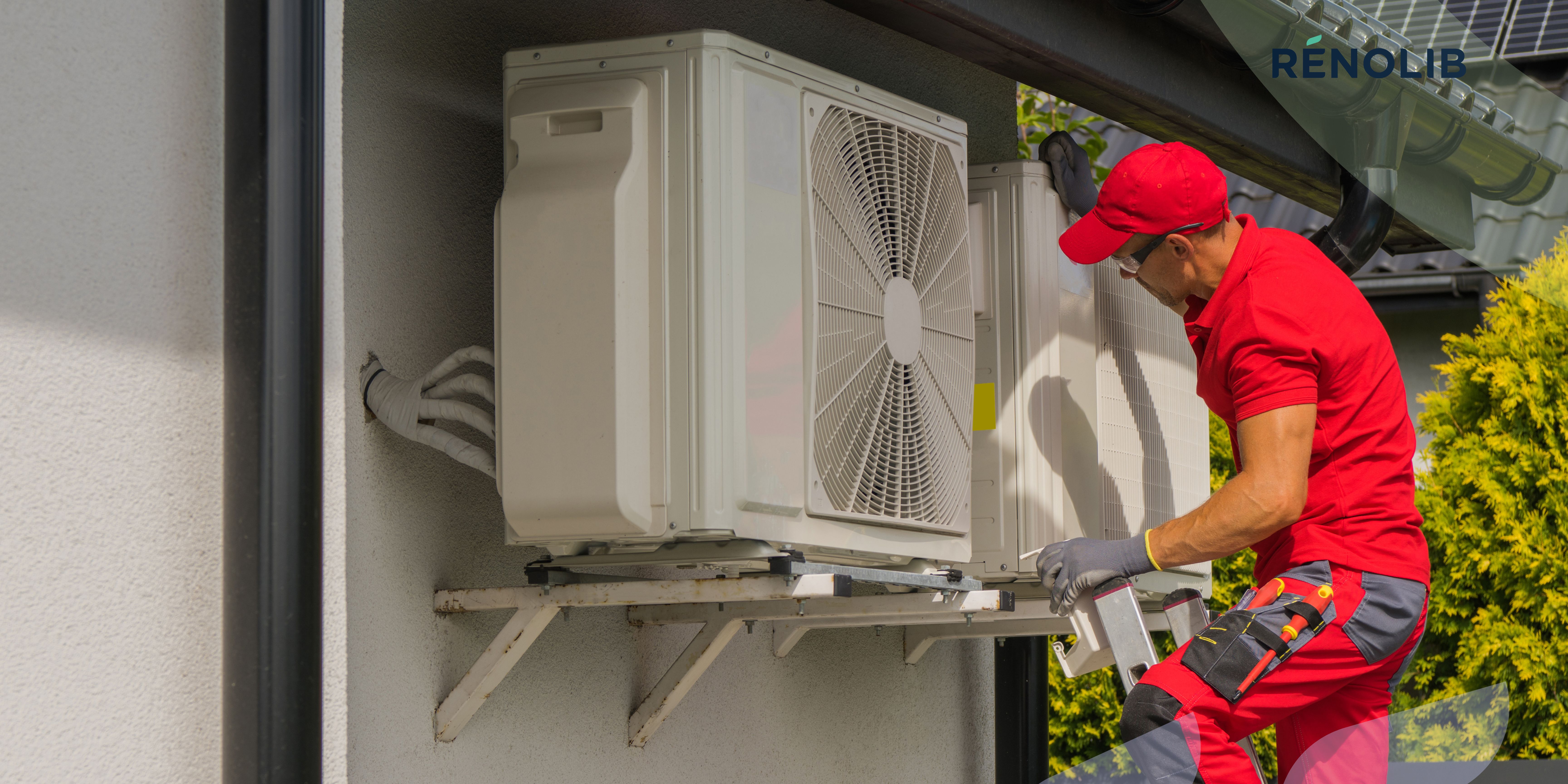 Installateur posant une pompe à chaleur air/eau