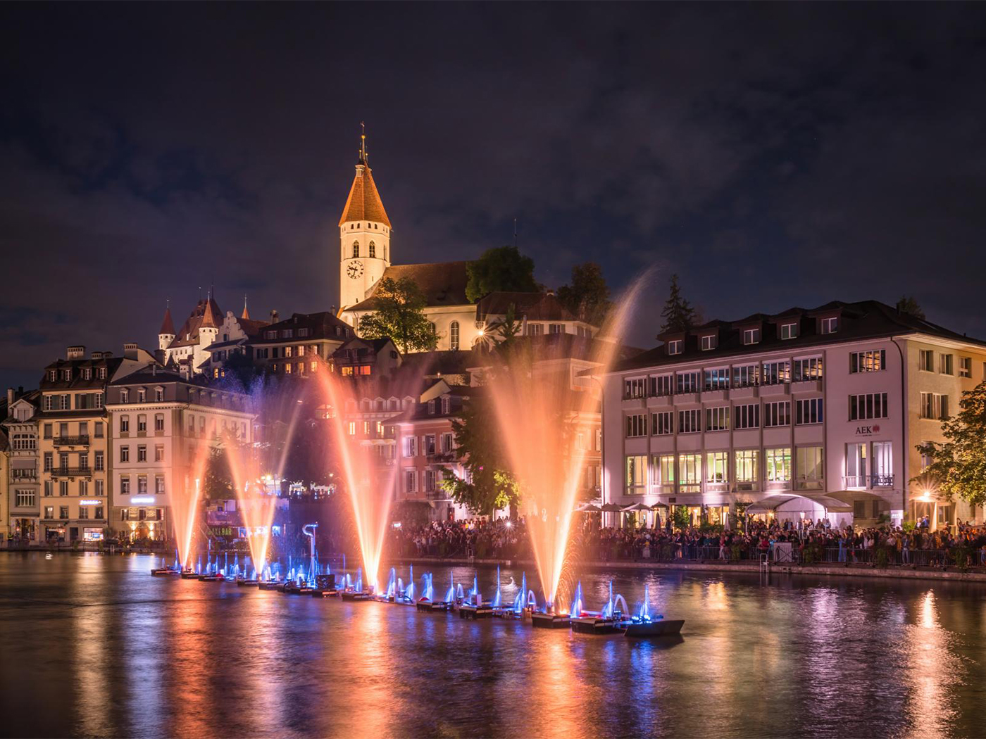 Wasserzauber Thun – Farbenspiel vor der historischen Altstadtkulisse (©Thuner Wasserzauber)