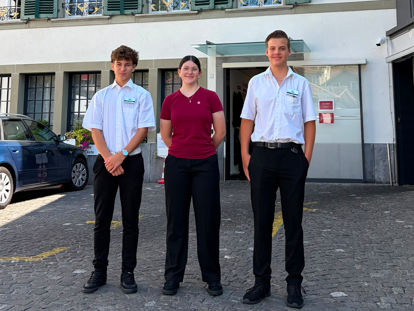 Ausbildung im Hotel Krone Thun in der Reception, Housekeeping und im Service.