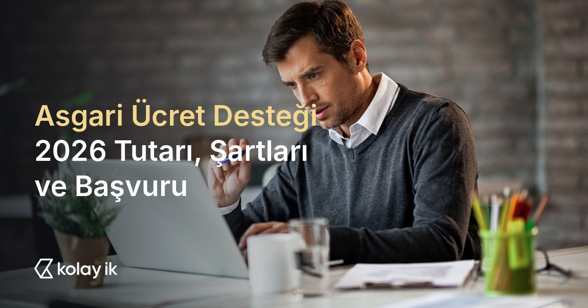 Asgari ücret desteği 2026 için ofiste laptopta SGK bildirimlerini inceleyen işveren