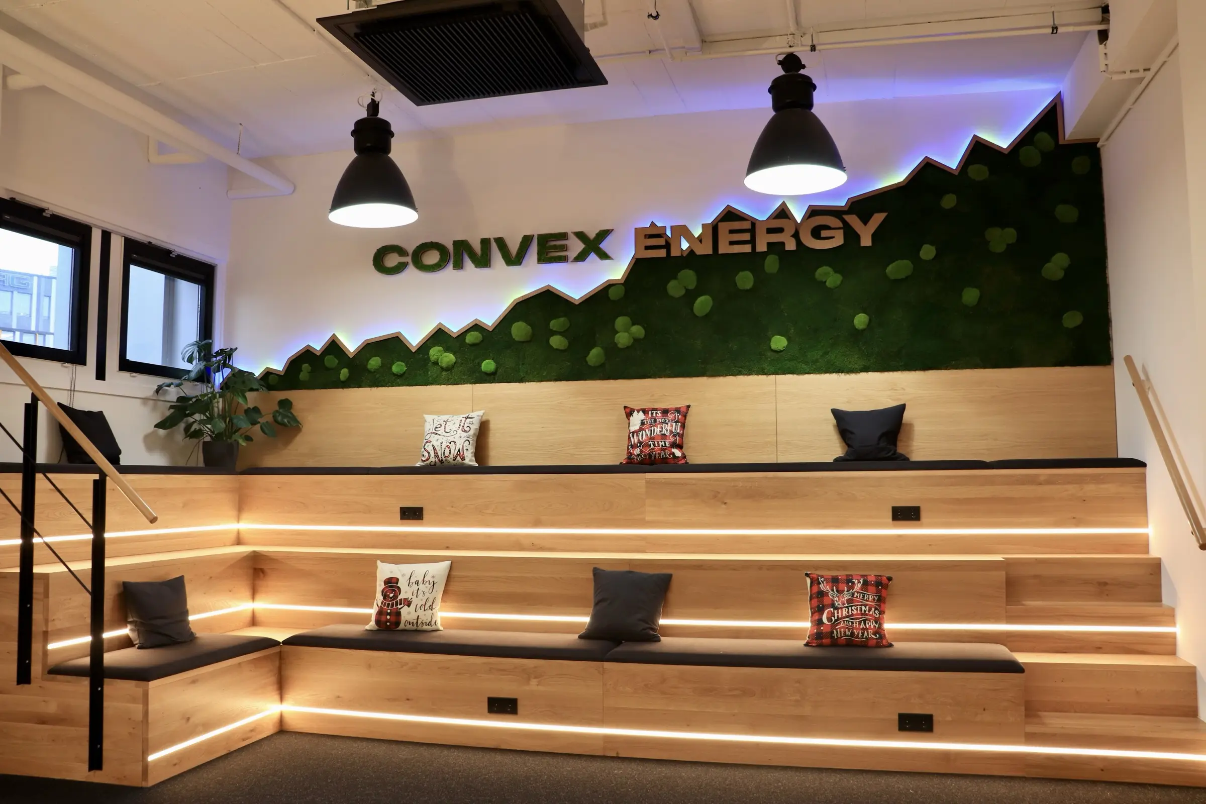 Rathaus-Sitzungssaal mit beleuchteter Moos-Aktienkurstabelle (KNX-Steuerung) und Firmenlogo