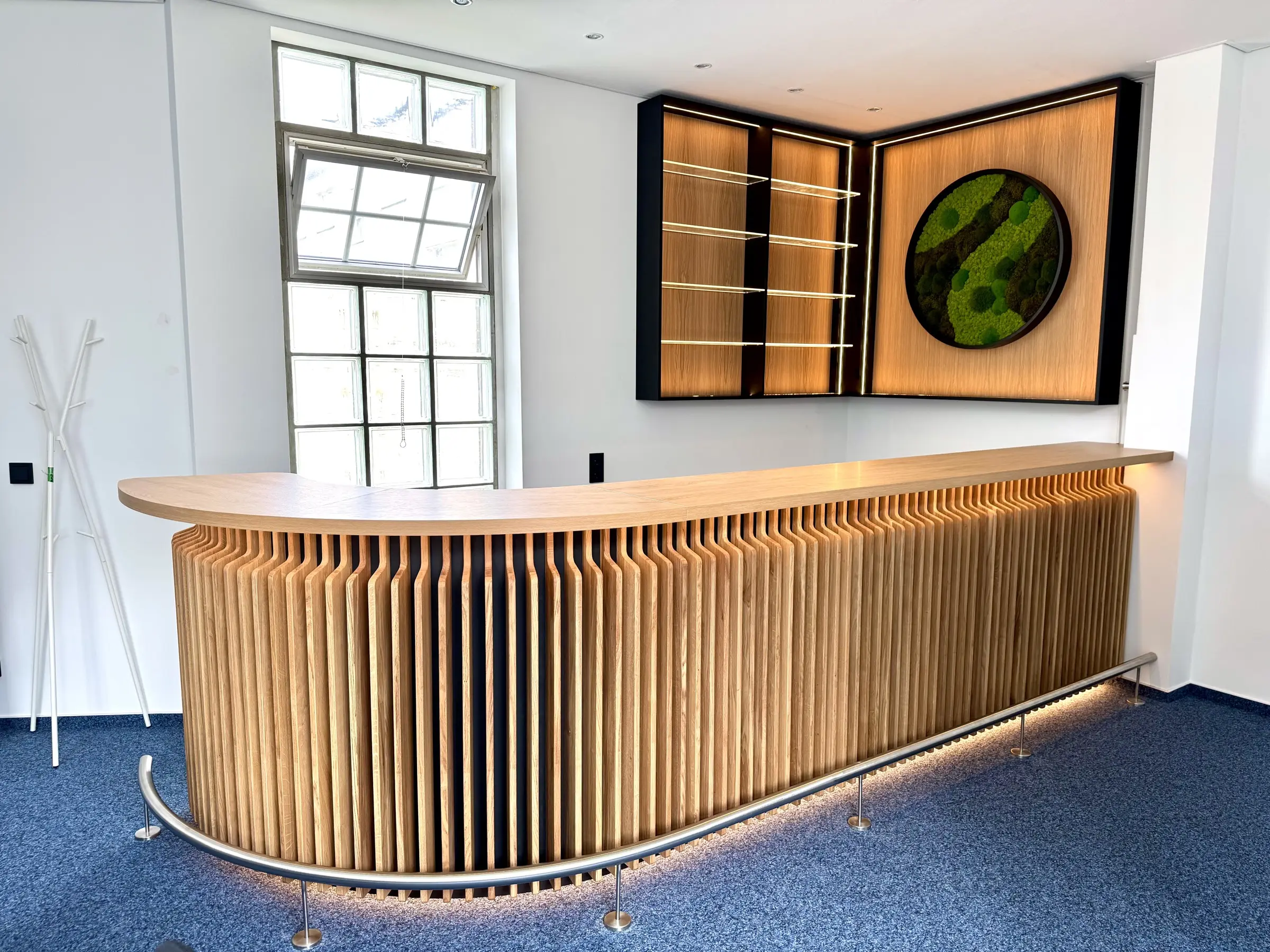 Entwurf und Umsetzung einer Eichenholz-Bartheke mit Beleuchtung, Regalsystem und Moosbild