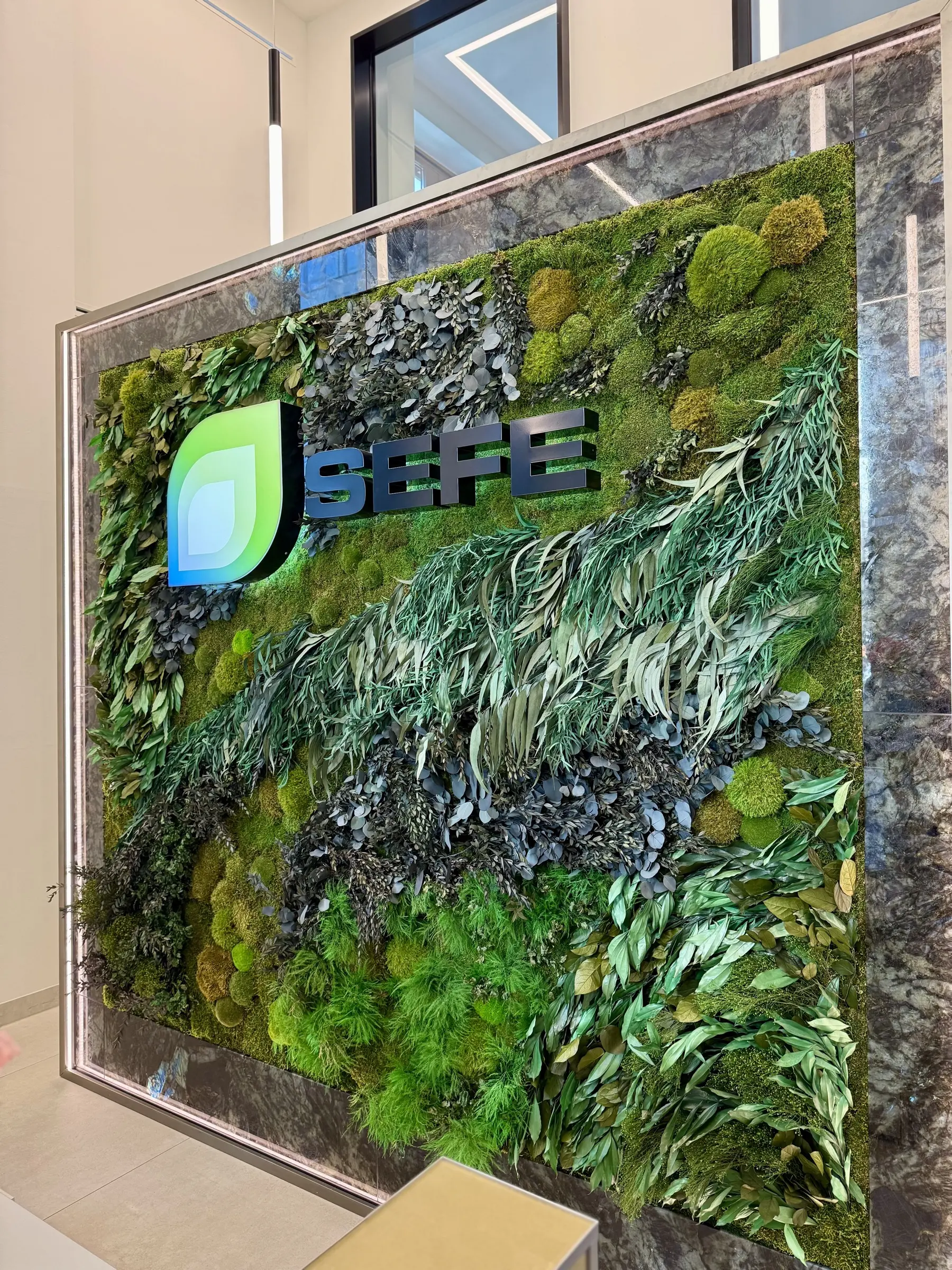 Individuell gestaltete Dschungelwand mit Firmenlogo