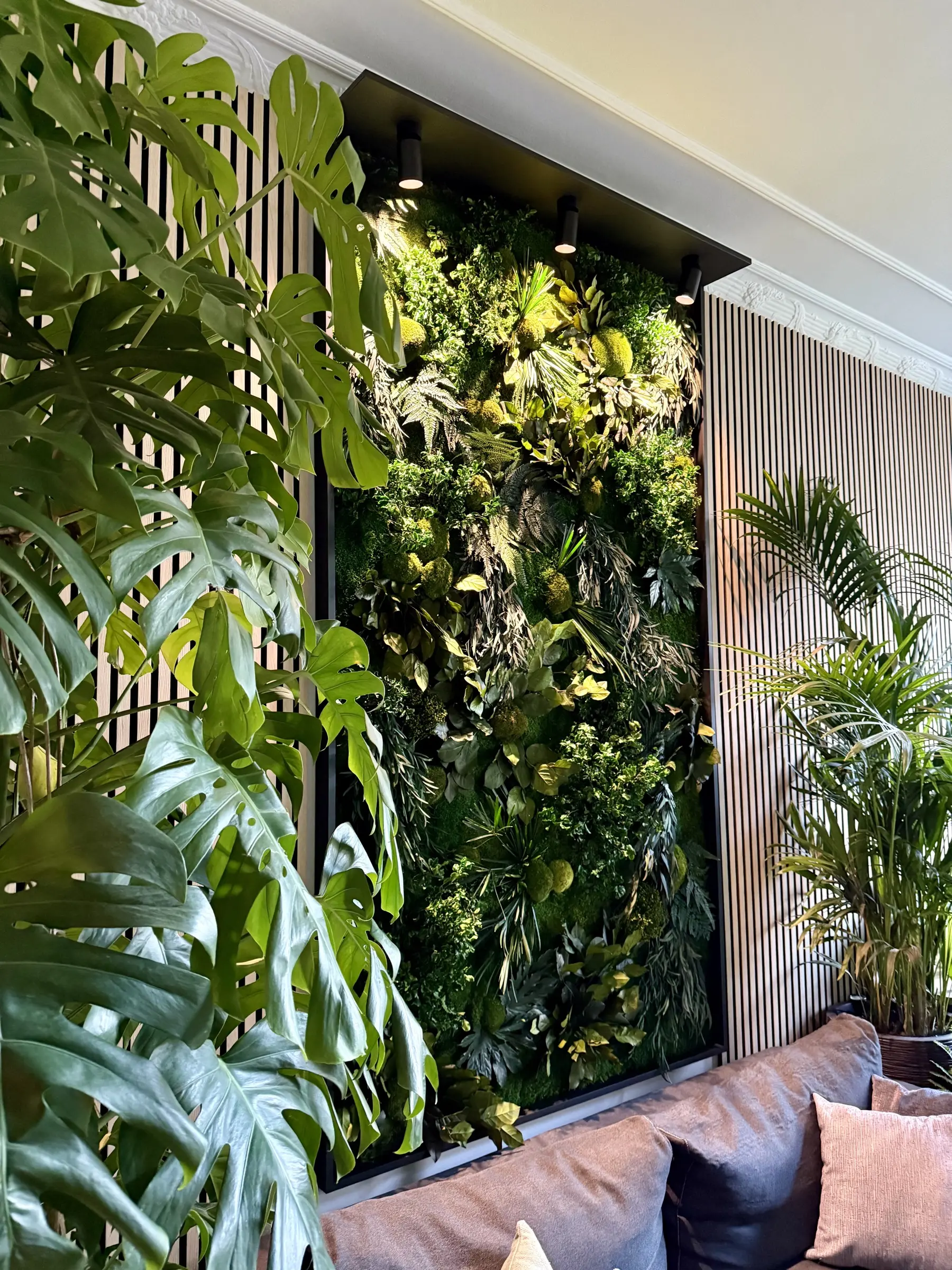 Dschungelwand im Wohnzimmer mit Zigbee-Strahlern für eine wunderschöne Beleuchtung