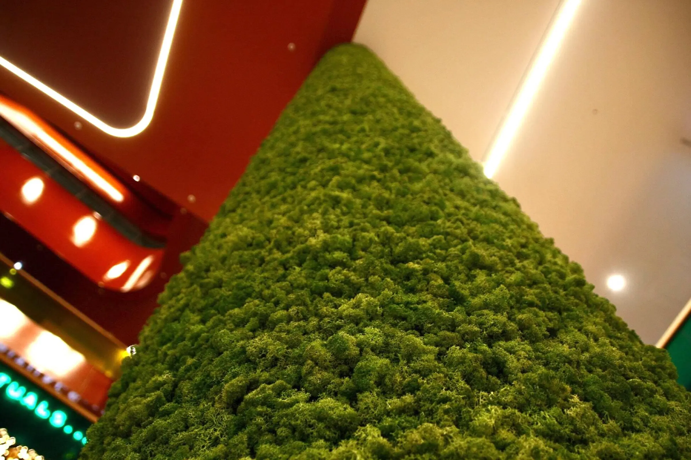 Riesige Säule (9 m) in der East Side Mall, bedeckt mit Rentiermoos