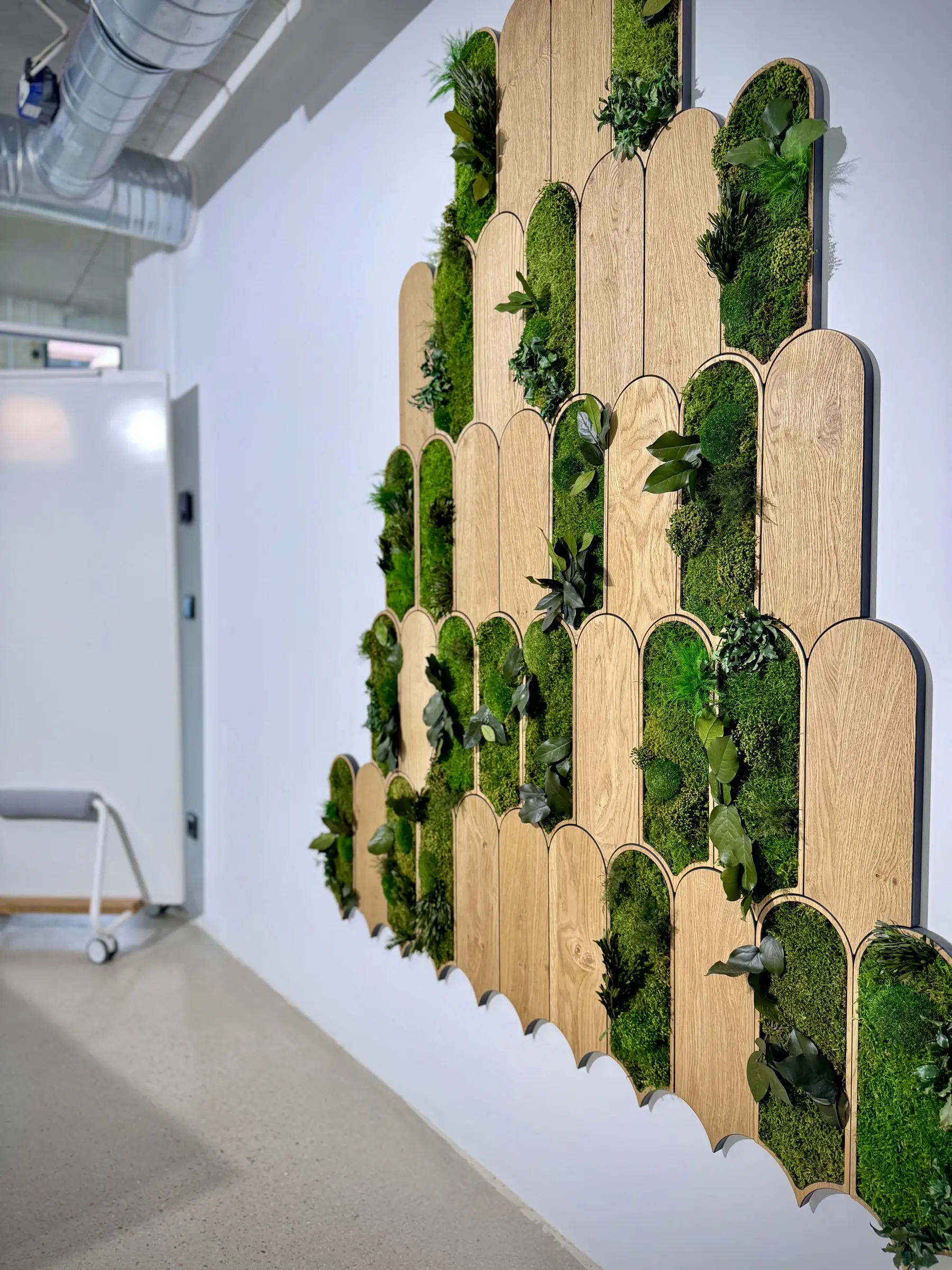 Fliesensystem im Art-Déco-Stil aus Eiche, gefüllt mit Moos und Pflanzen