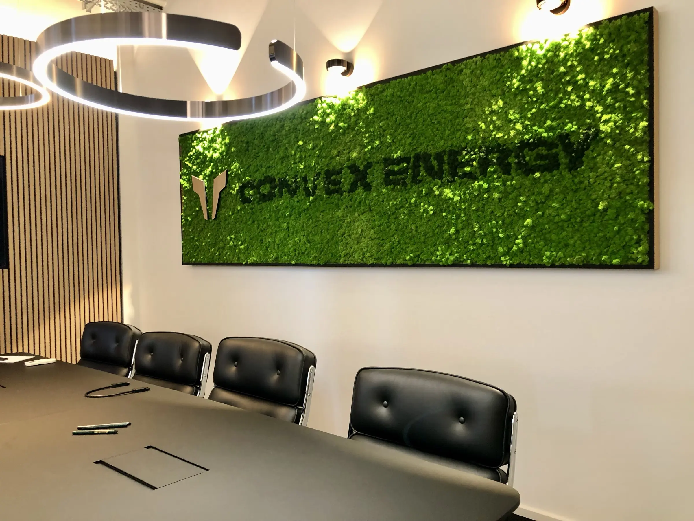 Großes Moosbild aus Rentiermoos mit Eichen-Symbol und Schriftzug aus Moos