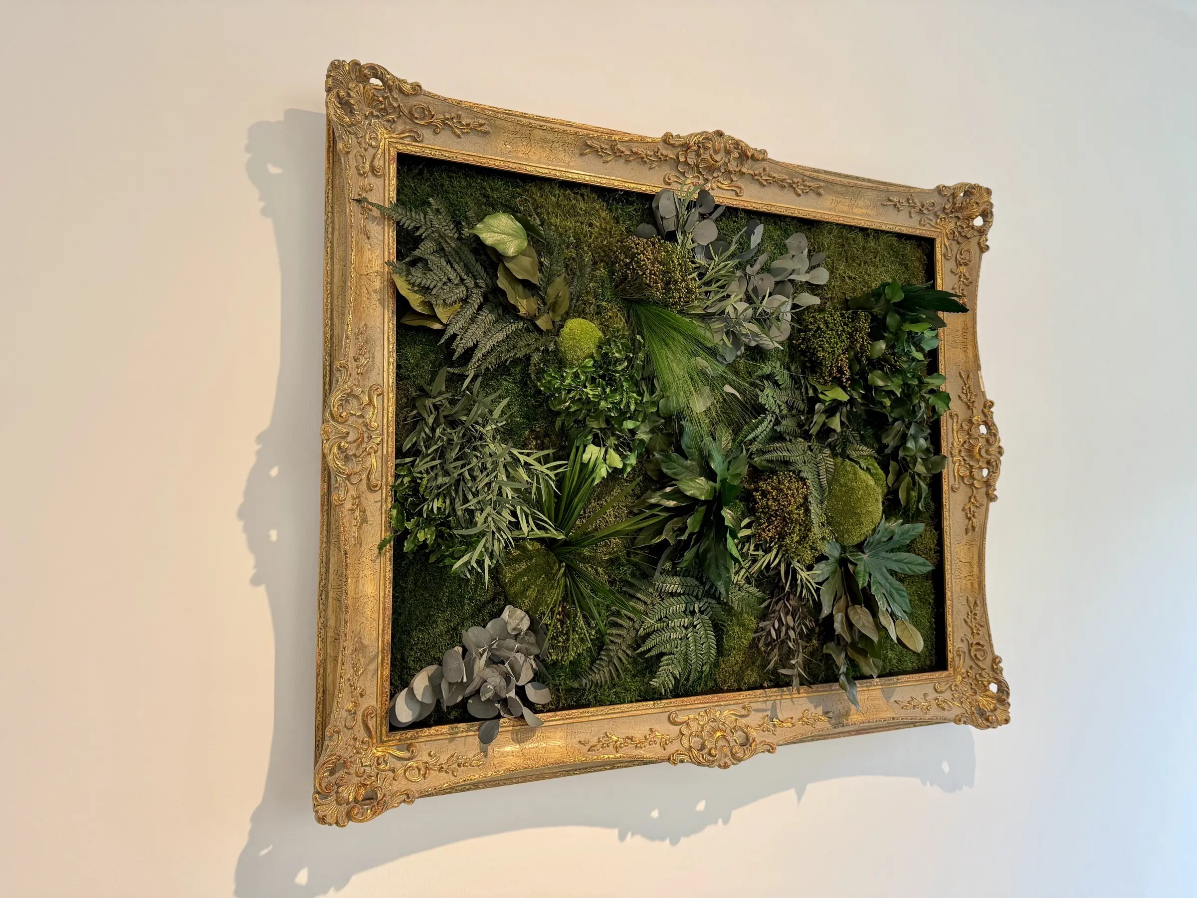 Antiker goldener Bilderrahmen mit Dschungelpflanzen