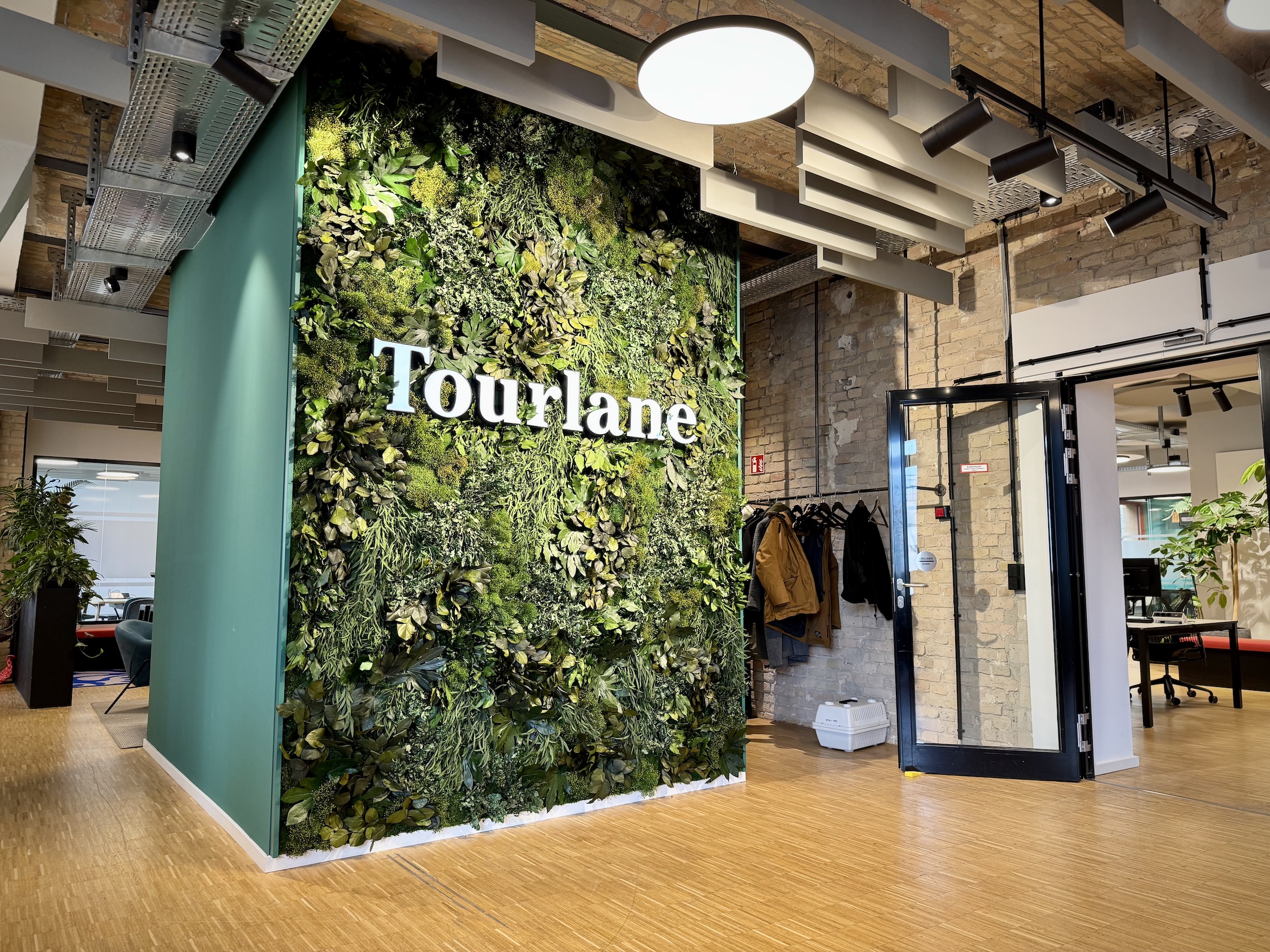 Dschungelwand mit Tourlane-Logo im Eingangsbereich