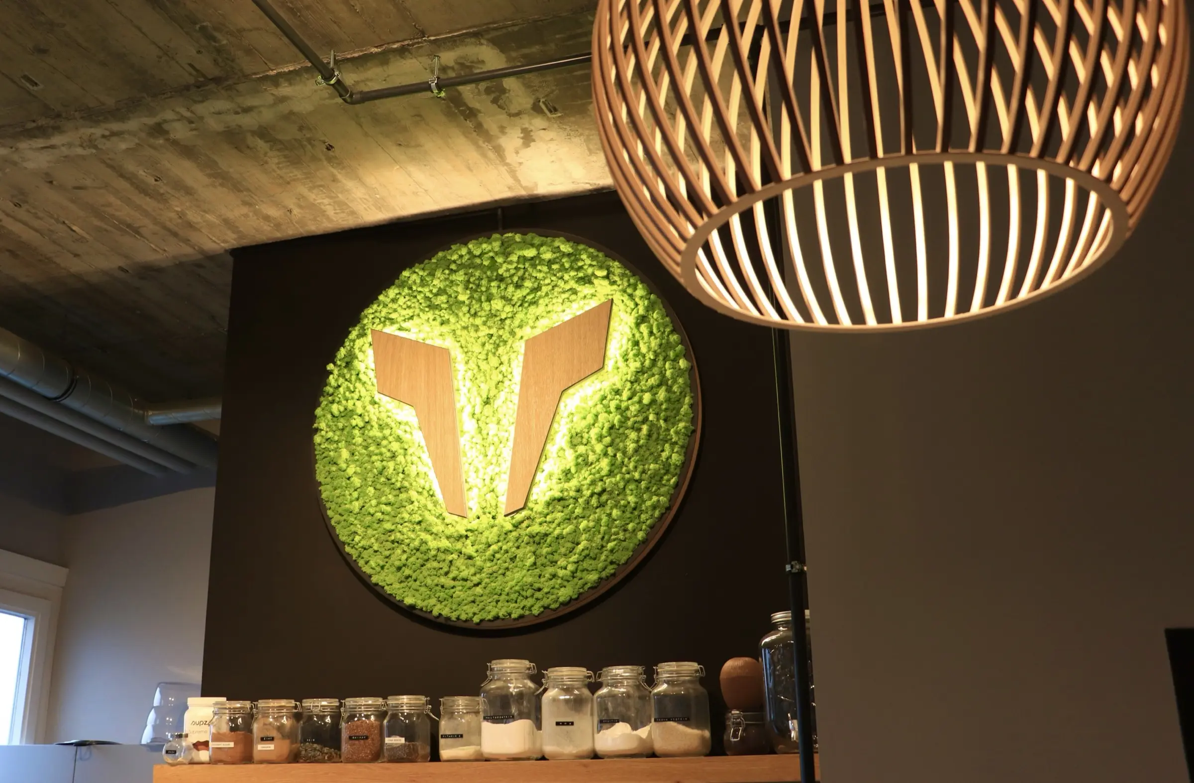 Übergroßer runder Rahmen, gefüllt mit konserviertem Inselmoos und mit einem hinterleuchteten Convex Energy , veredelt mit echtem Eichenfurnier