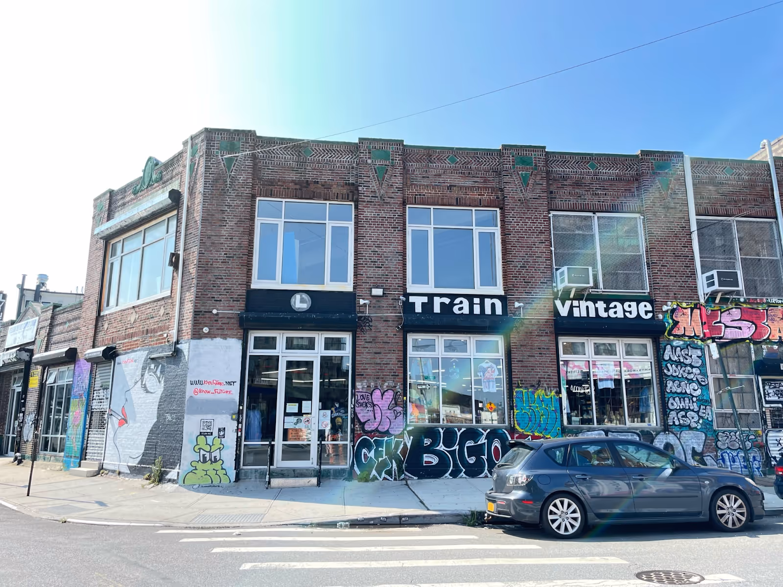 Image of exterior of Brooklyn location of L Train Vintage. 