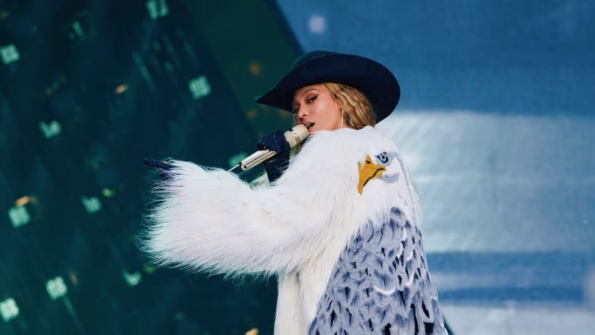 An image of the singer Beyoncé performing in modern cowboy fashion.