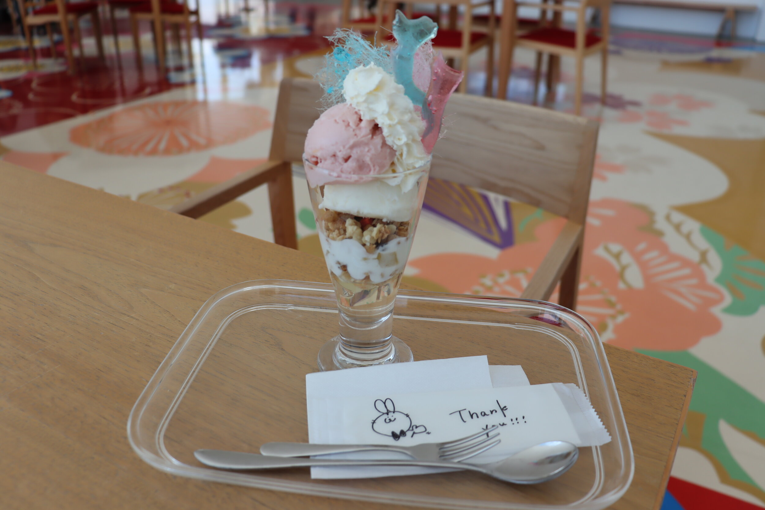 ●氷瀑りんごパフェ¥650 氷瀑ツアーと十和田市現代美術館がコラボした限定スイーツです。ツアーの開催期間中のみ提供!