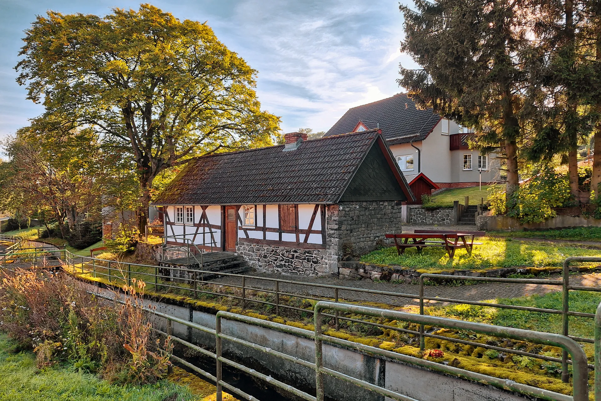 Die idyllisch gelegene Rickenmühle in Eichelhain.