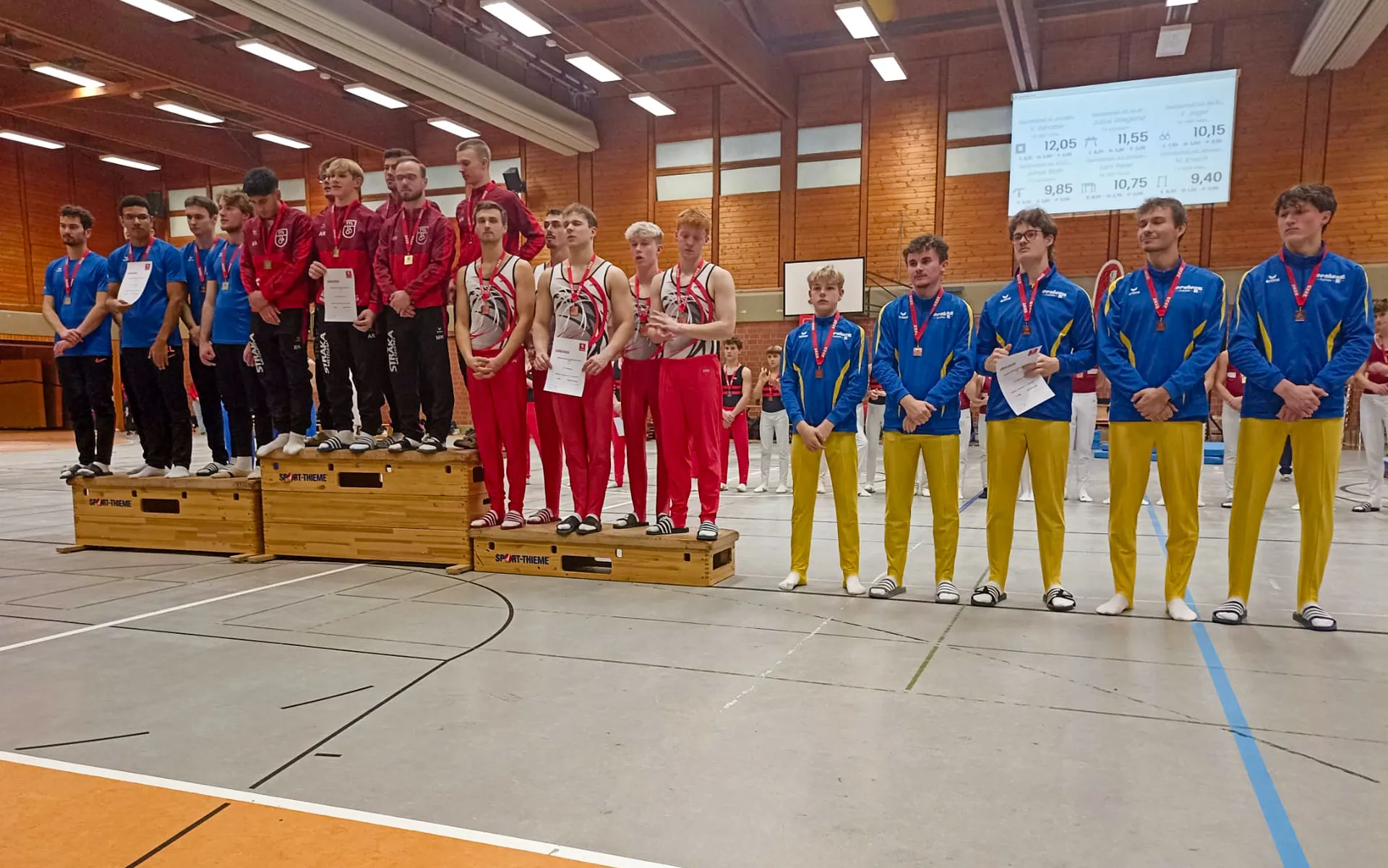 Von schräg vorne, mit Blick auf die Sieger.